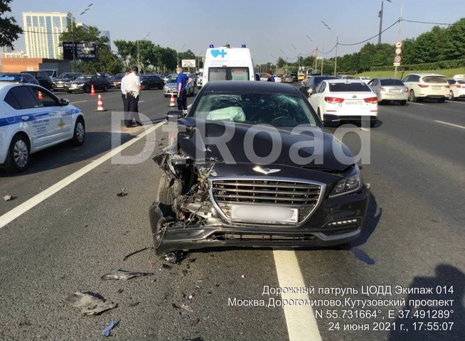 Две машины столкнулись на Кутузовском проспекте в центре столицы