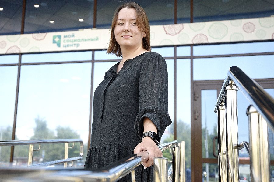 Ирина Хашимова у входа в «Мой социальный центр» района Чертаново Северное