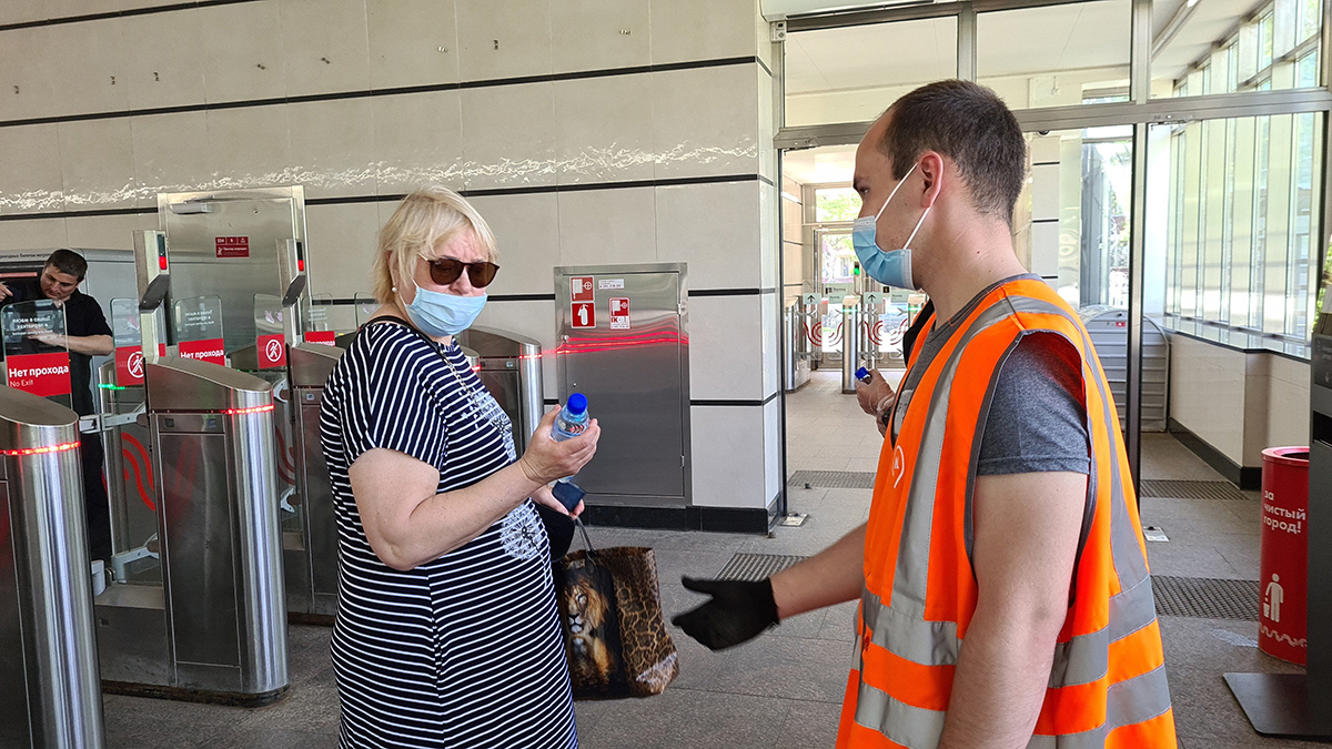 Сотрудники Дептранса начали раздавать воду на станциях МЦК и метро из-за жары