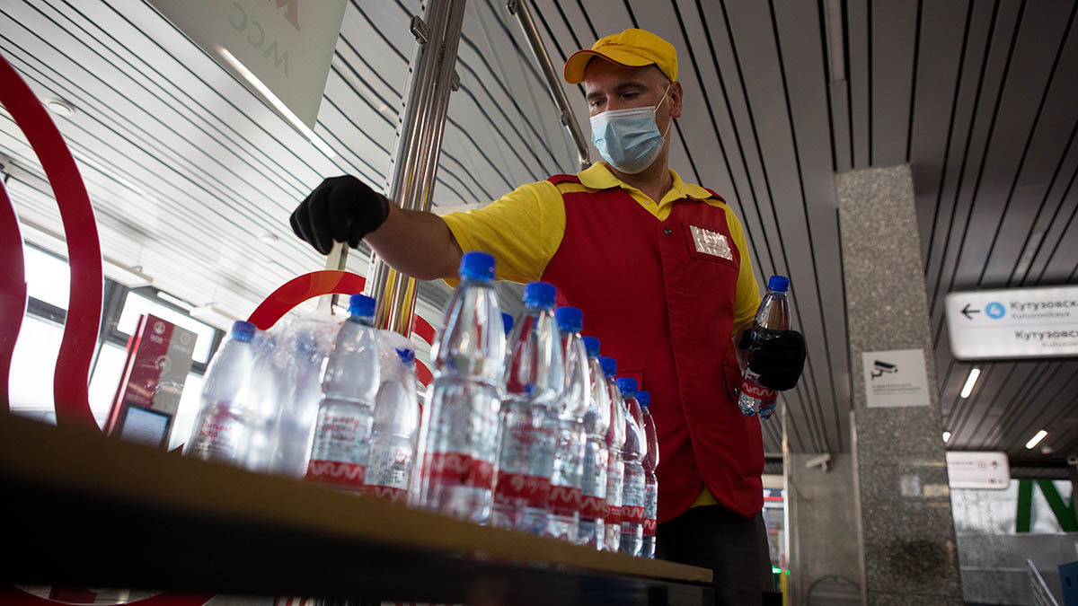 Раздача воды началась еще на трех станциях метро Москвы из-за жары