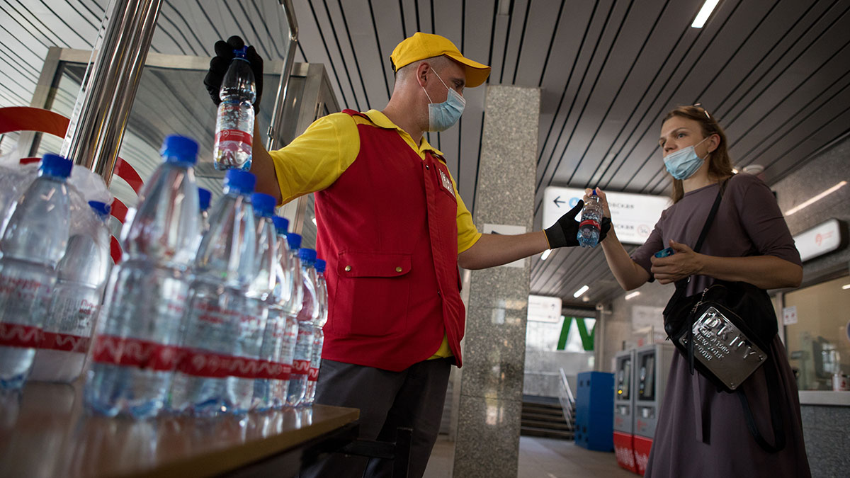 Питьевую воду начали раздавать на станциях метро и МЦК из-за жары в Москве