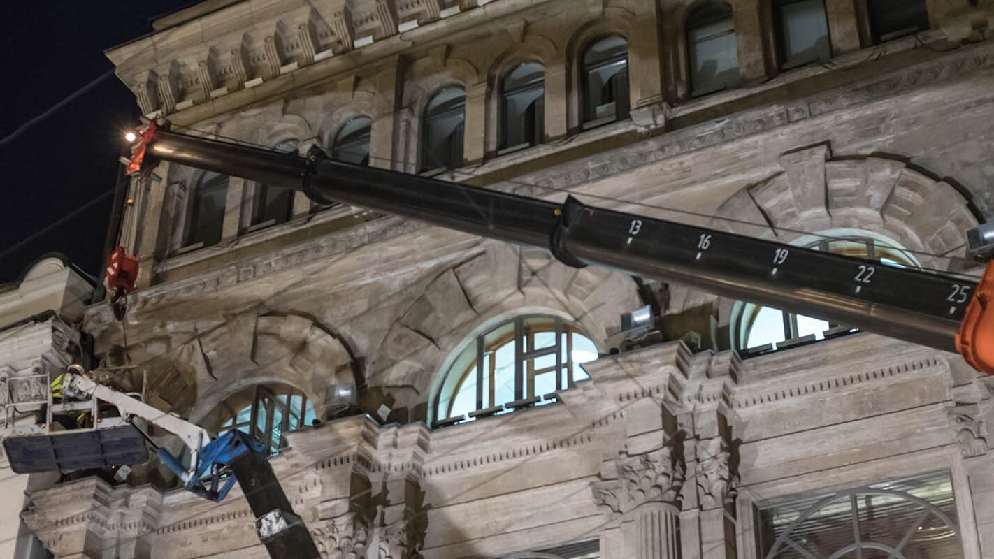 Статуи Гигиеи вернулись после реставрации на фасад бывшей аптеки Феррейна в Москве