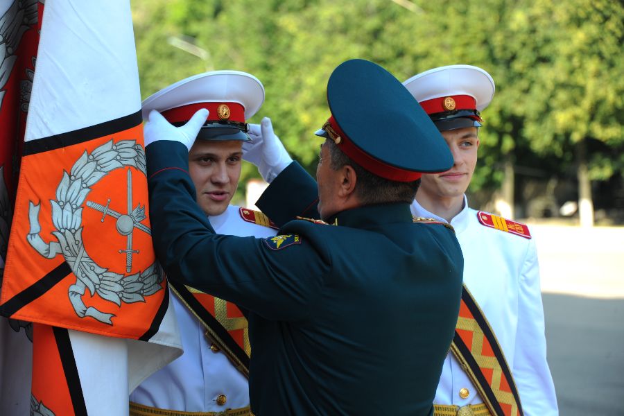 Преподаватель Московского суворовского училища Александр Слободской (в центре) поправляет форму на знаменосце Глебе Селиванове. Ассистент знаменосца — Дмитрий Агеев (справа)
