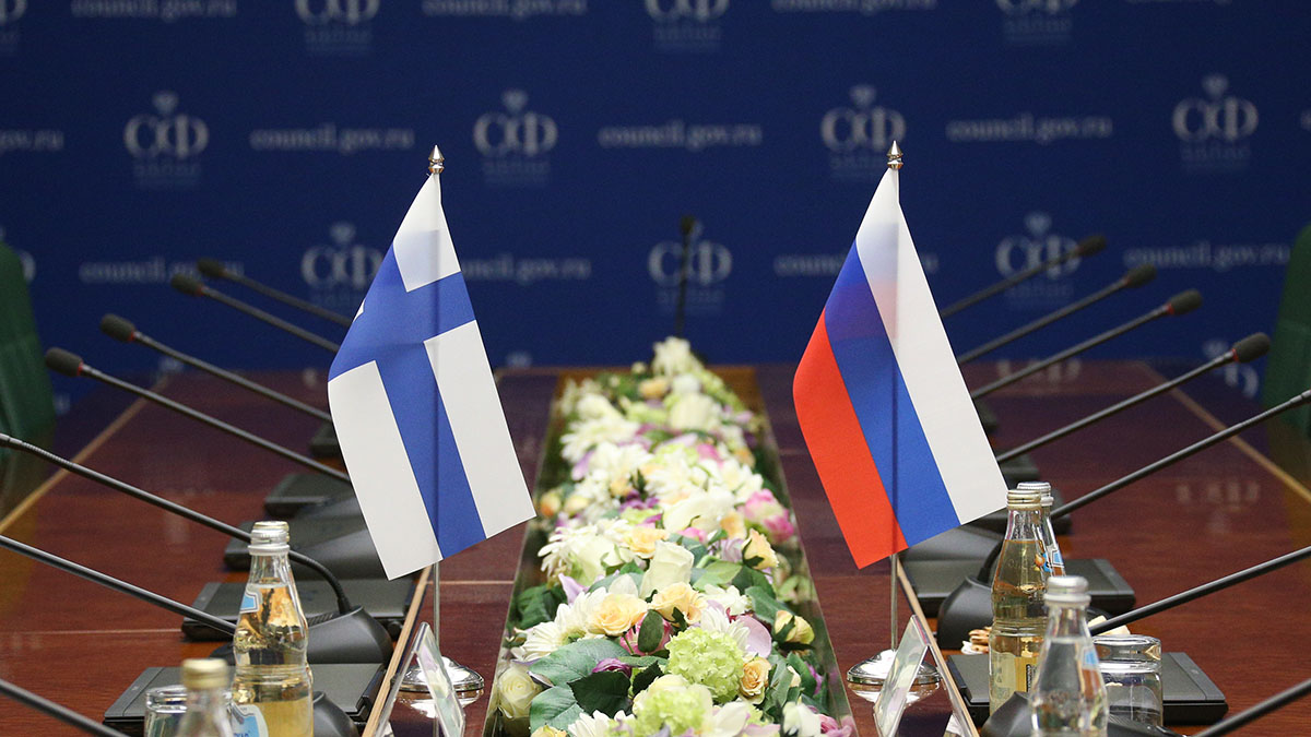 Финляндия выразила России протест из-за закиданного яйцами посольства в Москве