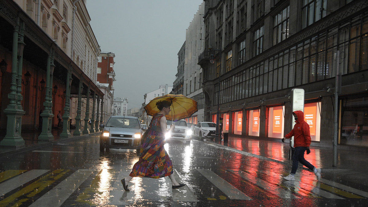 Общественный транспорт задерживается в Москве из-за суперливня