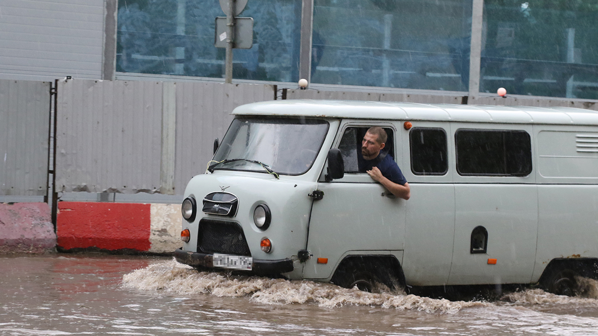 Сильный ливень подтопил дома во Владикавказе, введен режим ЧС