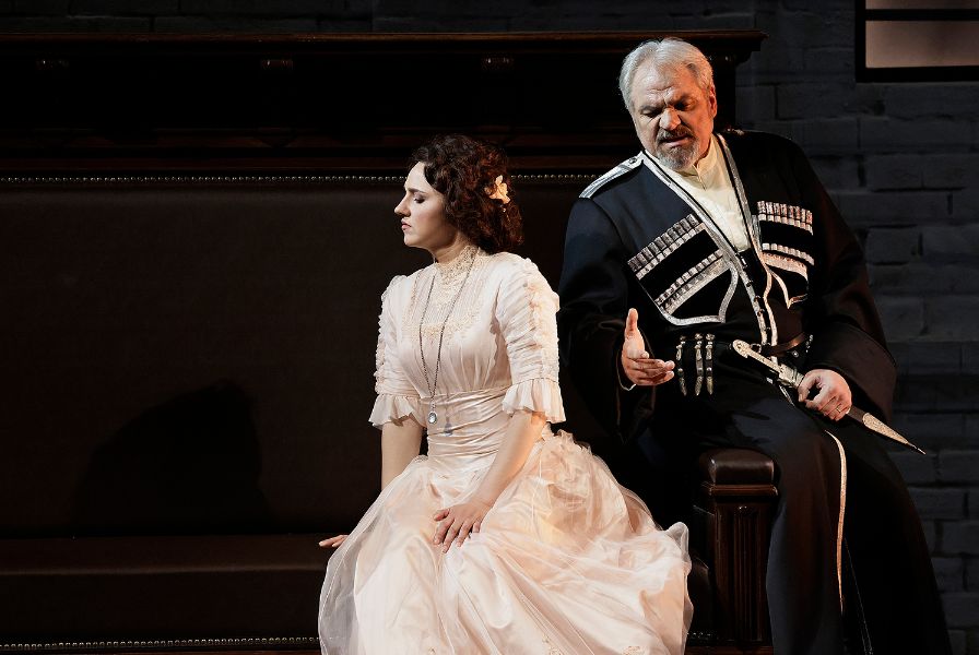 Анна Шаповалова в роли Марии и Желько Лучич в роли Мазепы в опере «Мазепа» в Большом театре