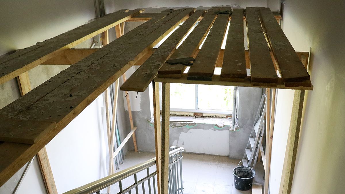 Власти Салехарда назвали «поддерживающим мероприятием» подпорку падающего дома