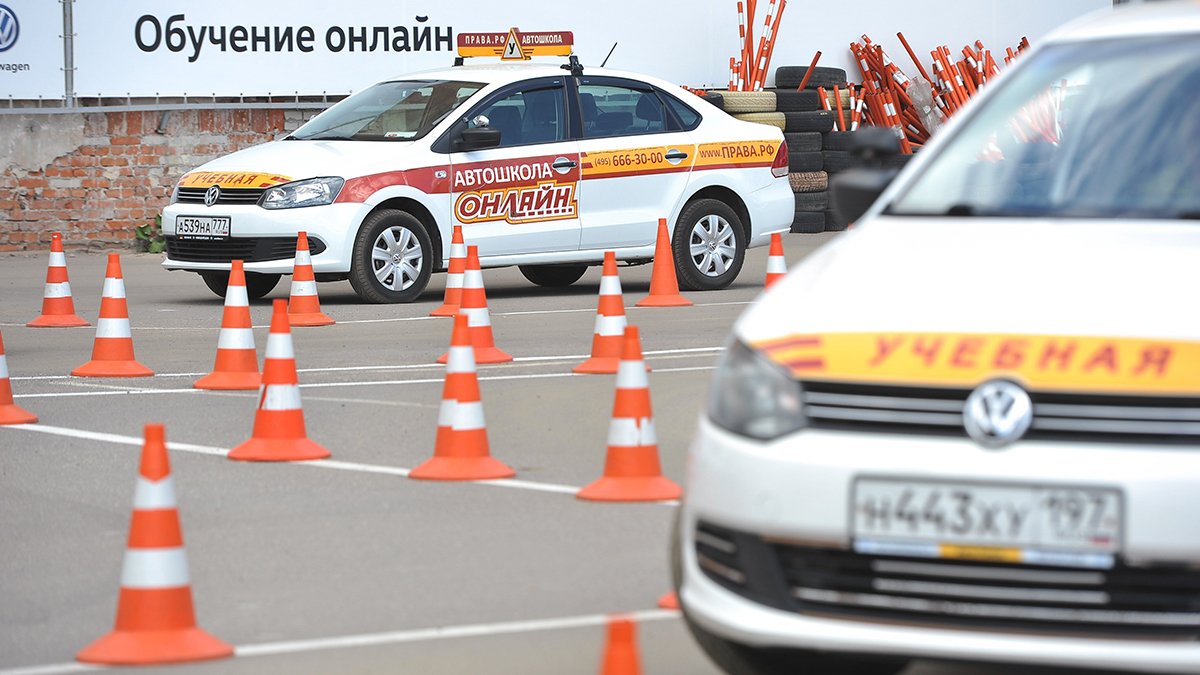 Программы праворульного вождения могут ввести в автошколах некоторых регионов России