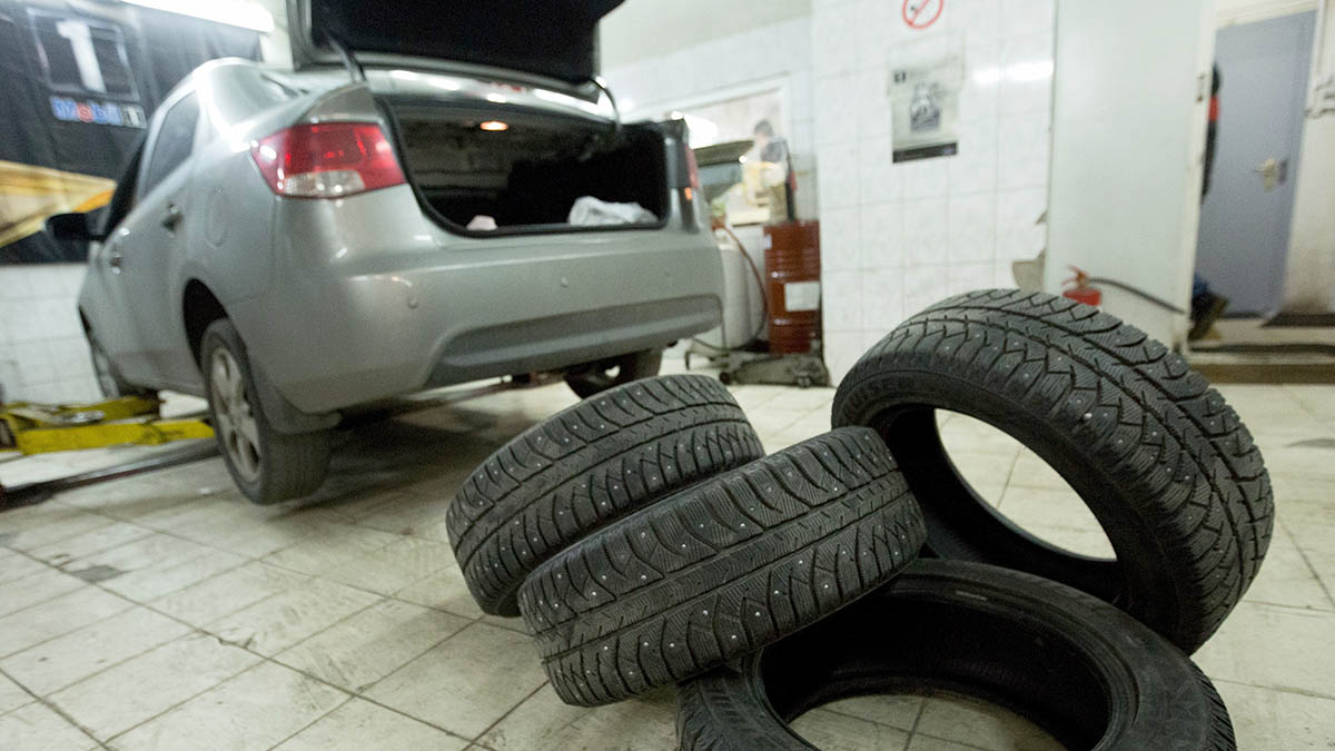 Автоэксперт назвал три признака того, что пора покупать новую зимнюю резину