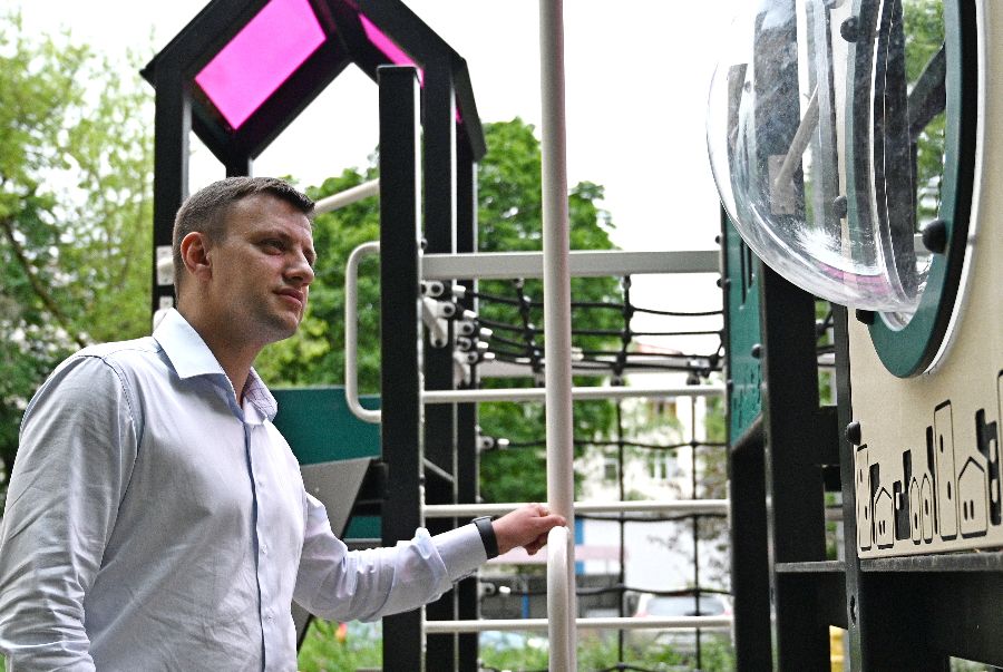 Глава управы Бабушкинского района Александр Кузьмин осматривает недавно установленную детскую площадку