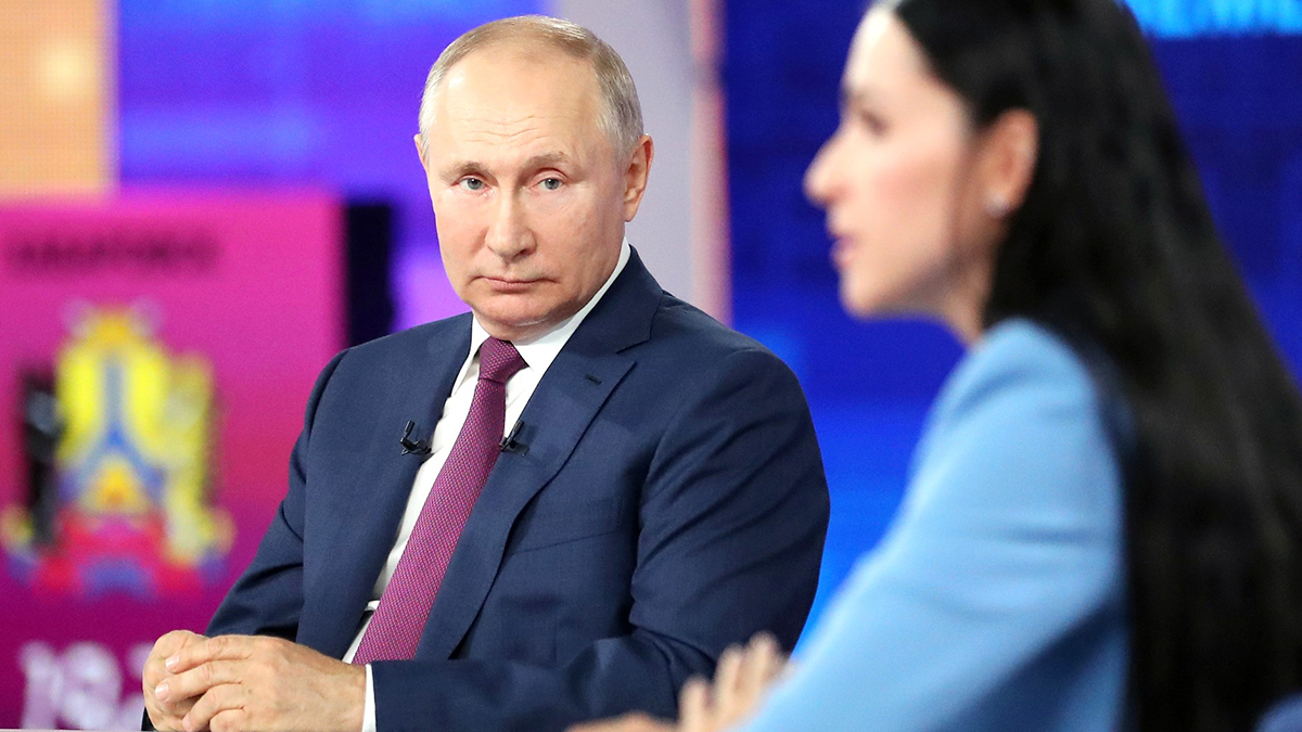 Путин поблагодарил всех работающих в сложных условиях тушения пожара