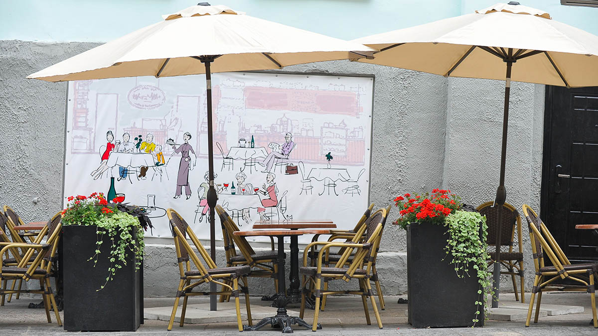 Ресторанам в Москве рекомендовали закрыть веранды из-за непогоды