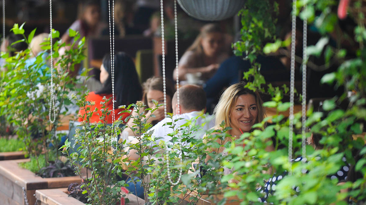 Власти Москвы призвали рестораны закрыть летние веранды из-за грозы в столице