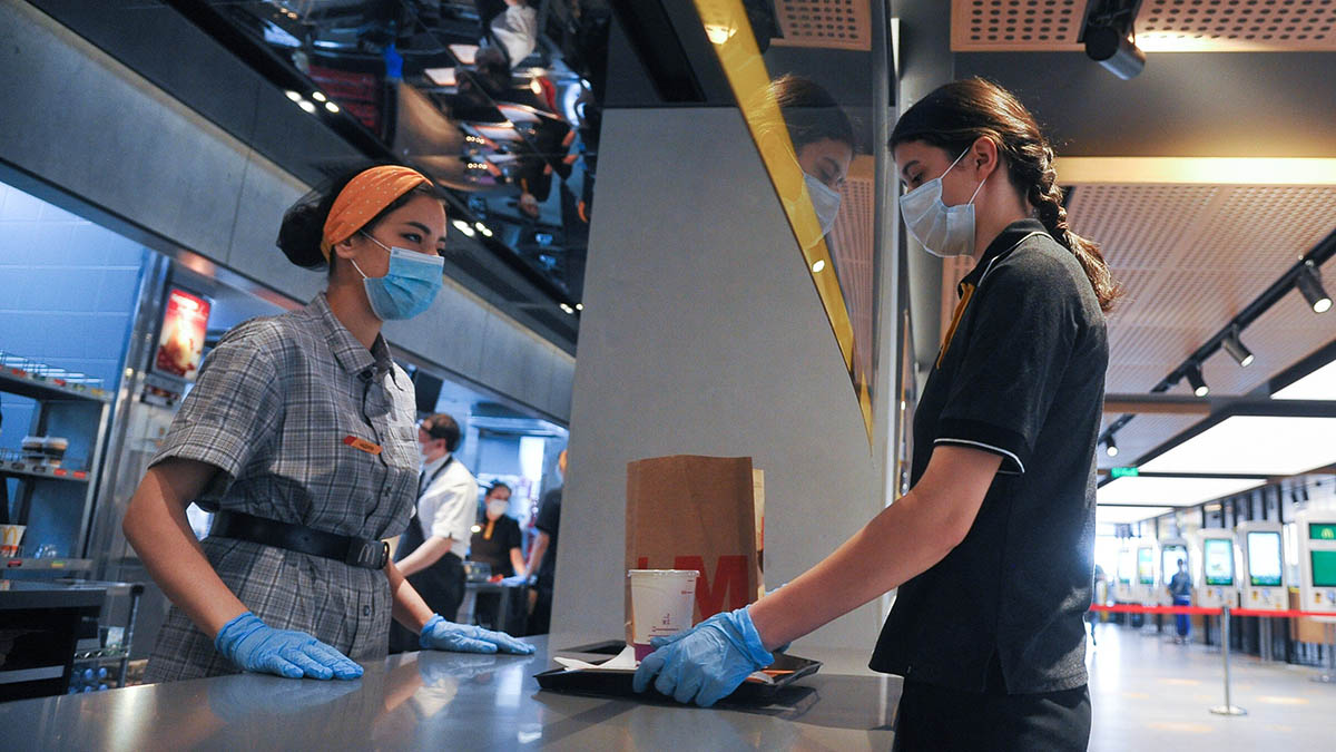 Кинотеатрам и общепиту в Петербурге запретят работать ночью из-за COVID-19