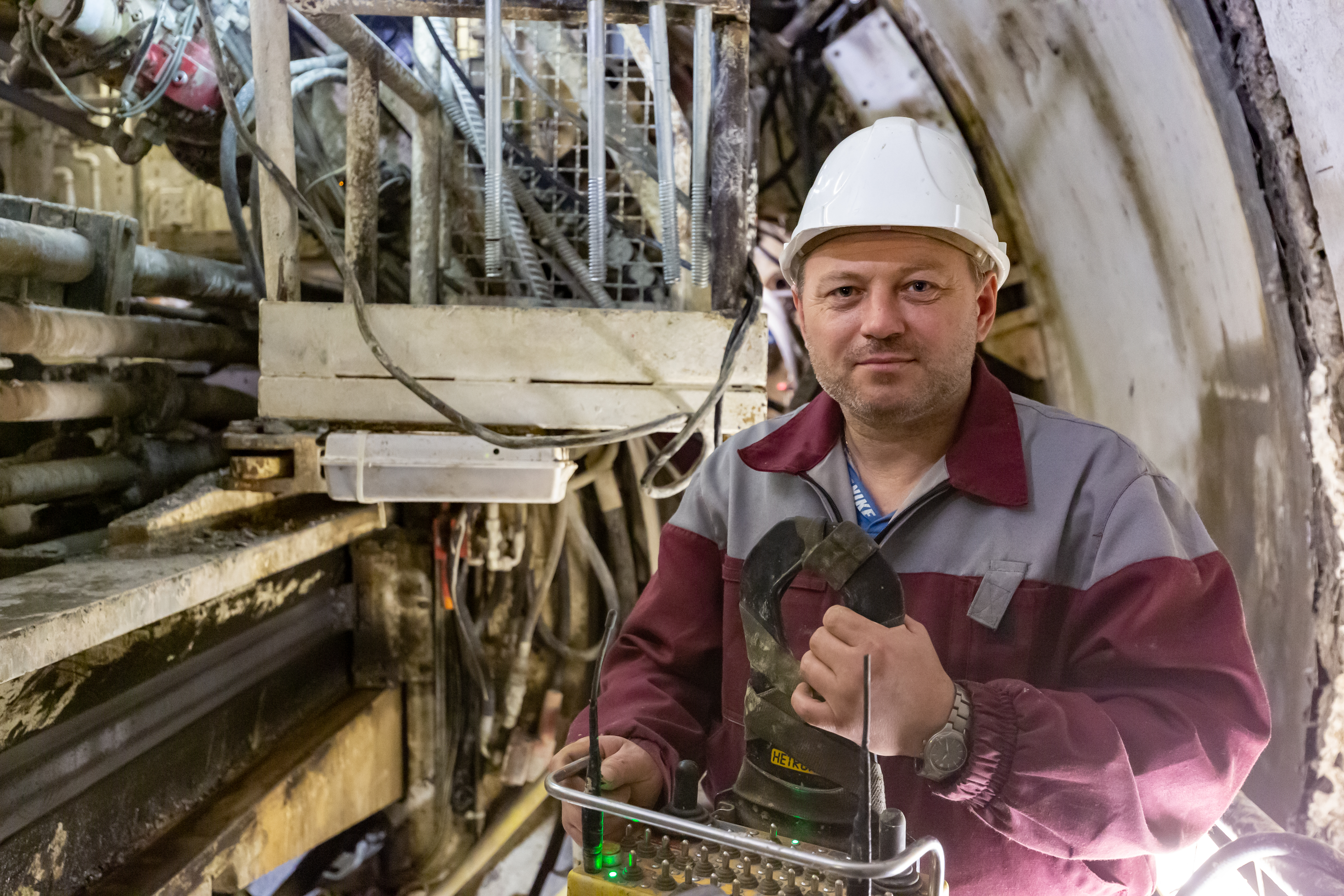 Машинист блокоукладчика Сергей Печенкин внутри проходческого щита «Татьяна».