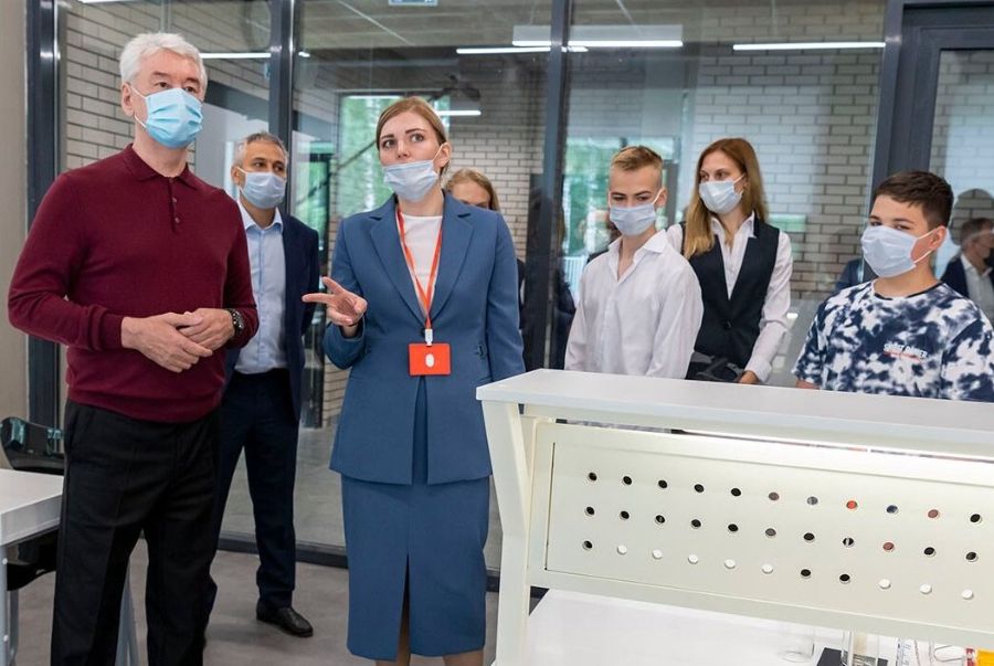 Мэр Москвы Сергей Собянин (слева) вместе с директором школы № 338 Марией Анриановой (справа от мэра) осматривают новое здание образовательного учреждения, которое примет первых учеников уже осенью этого года