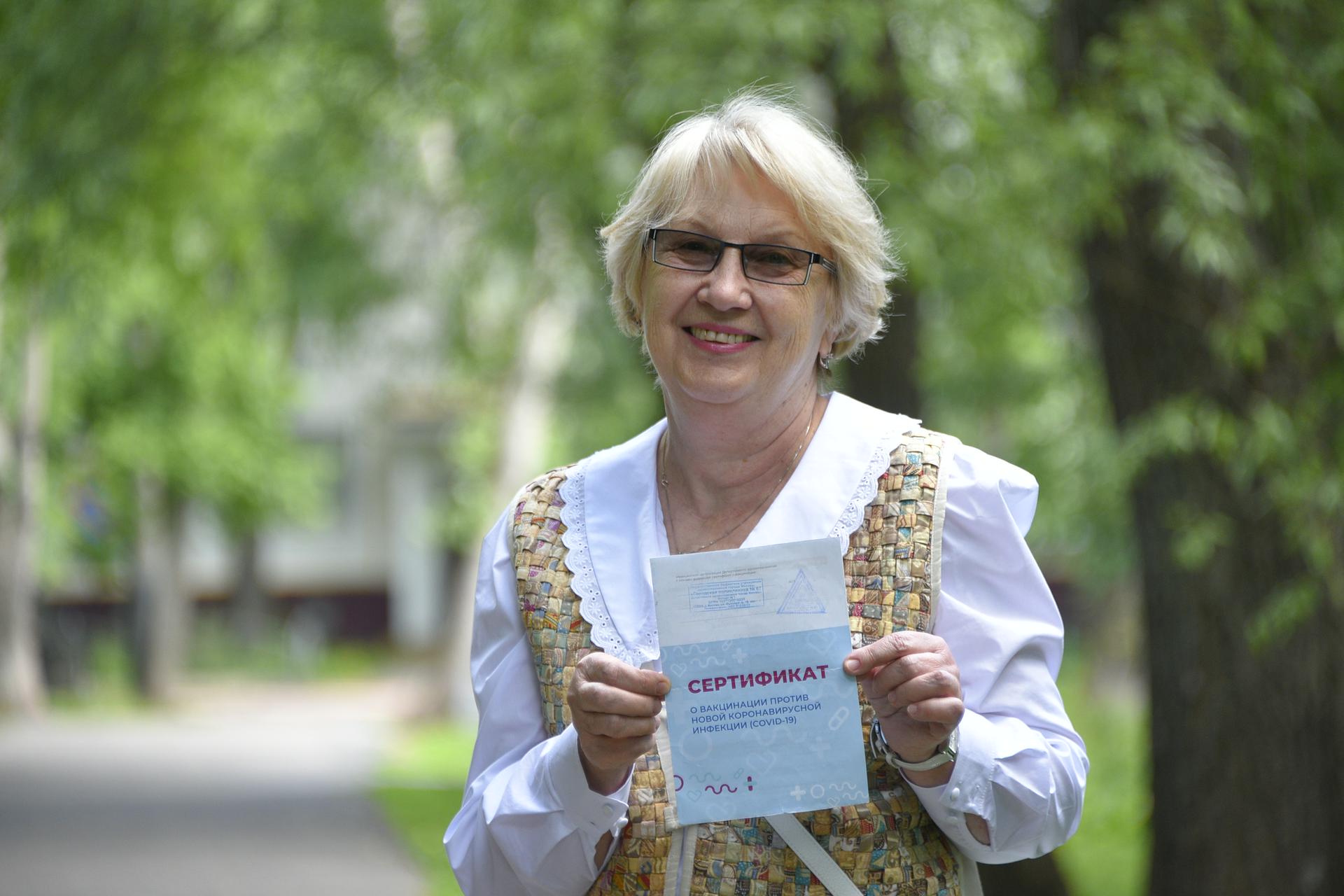 Пенсионерка Тамара Мишина тоже защитила себя от опасного вируса и получила сертификат о прохождении вакцинации.