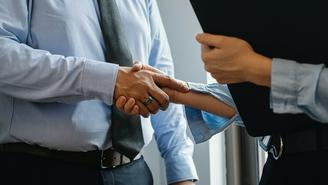 Кто должен здороваться первым: инструкция от эксперта по этикету