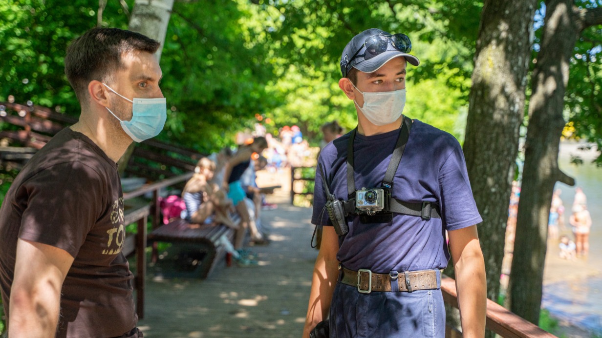 Спасатель Глеб Уханов дежурит в парке «Тропарево», где купаться не разрешено