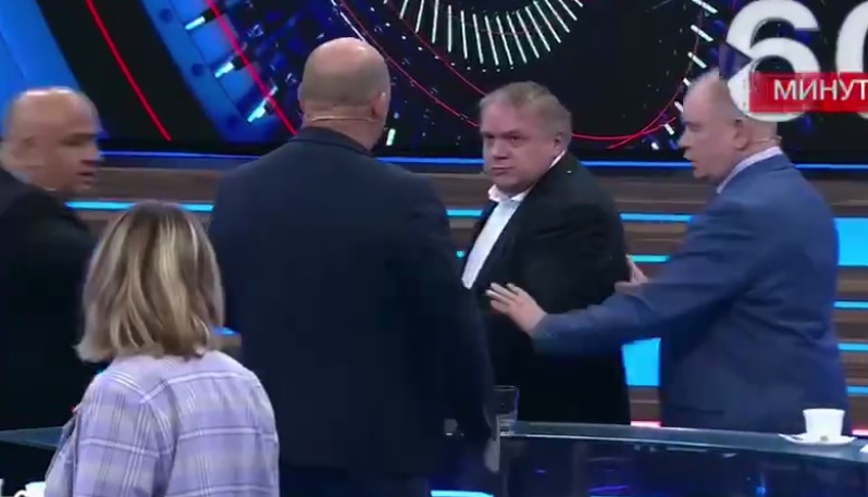 Российский политолог облил водой украинского эксперта на съемках «60 минут»