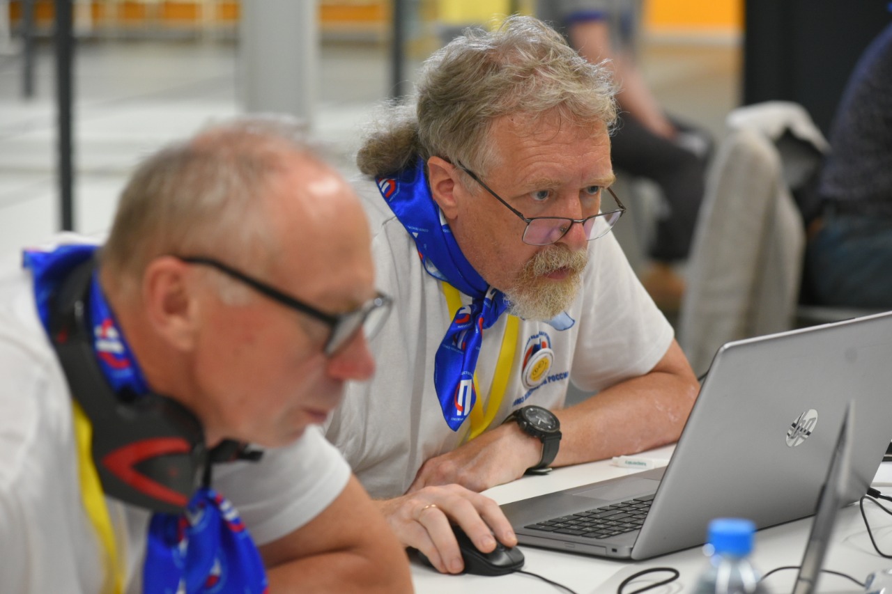 Москвич Олег Пшеницын выполняет задания Национального первенства по компьютерному многоборью в МАИ