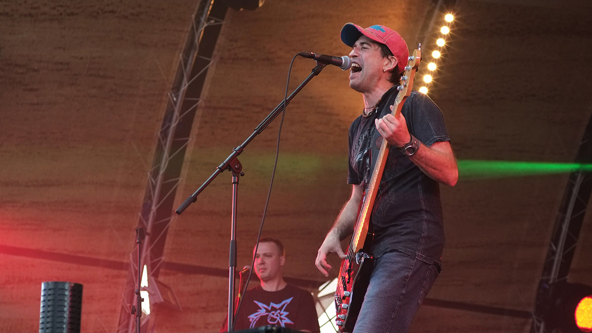 Музыкант Покровский* переписал коттедж с бомбоубежищем в Подмосковье на жену