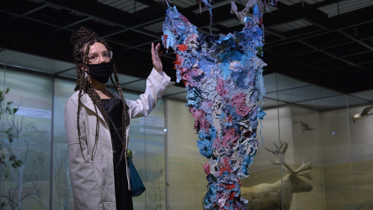 Художница Софья Скидан показывает свою работу в Дарвиновском музее