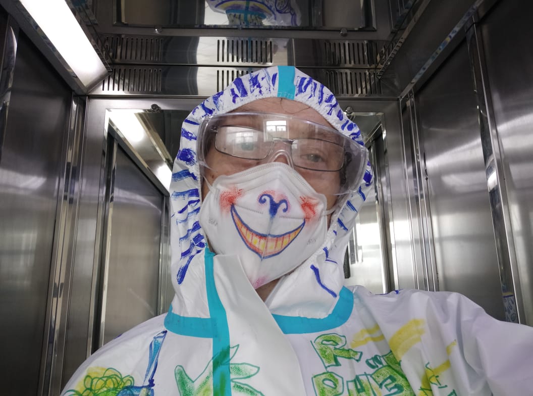 Волонтер городской клинической больницы № 52 Леонид Краснер, прежде чем приступить к работе в отделении, украшает защитные костюмы добровольцев яркими веселыми тематическими рисунками. Он уже разрисовал более четырехсот таких костюмов