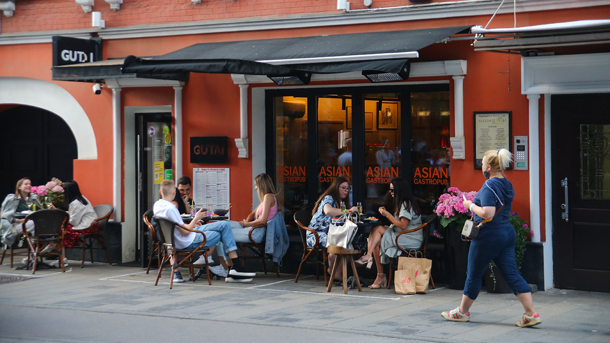 Эксперты объяснили, почему на Патриарших прудах закрываются рестораны