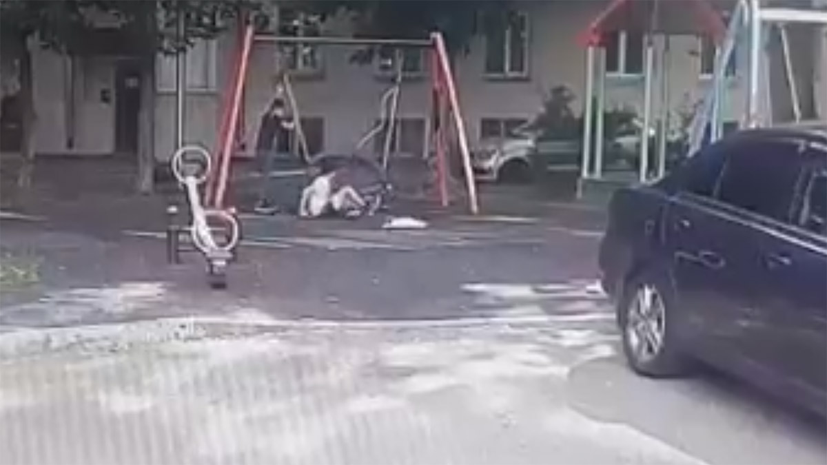 Девочка упала с качелей на детской площадке в центре Москвы из-за обрыва креплений