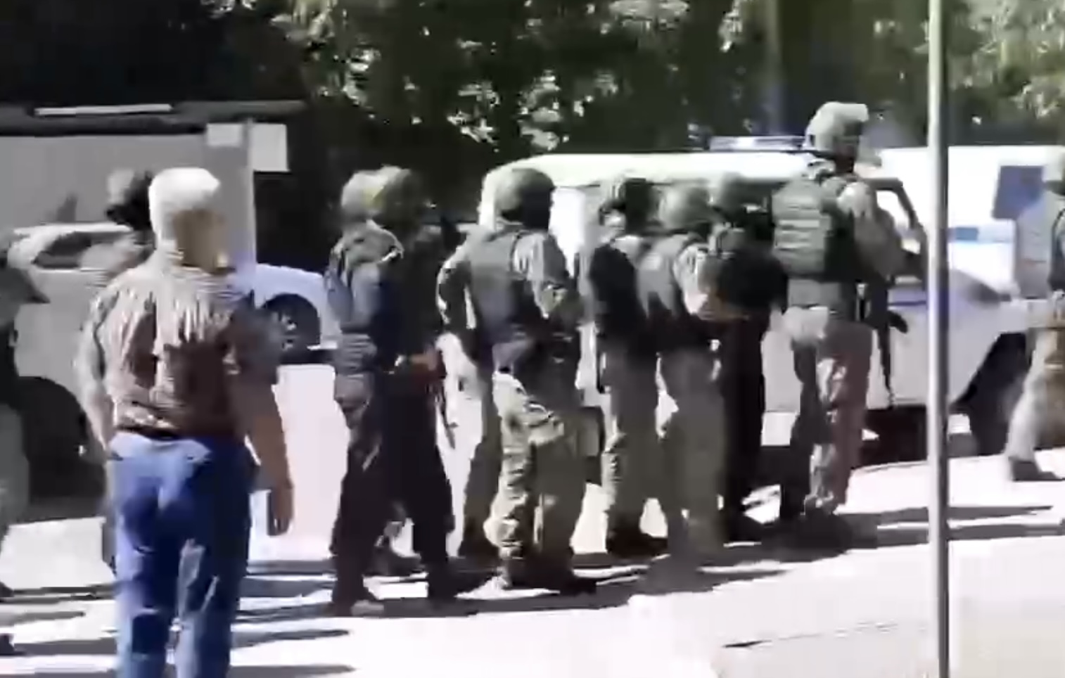 Два человека захвачены в заложники в отделении банка в Тюмени