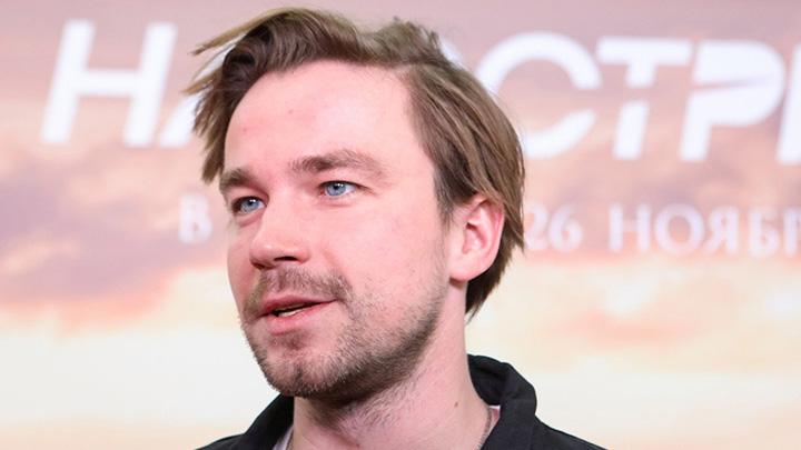 Актера Петрова окунули в торт на его дне рождения