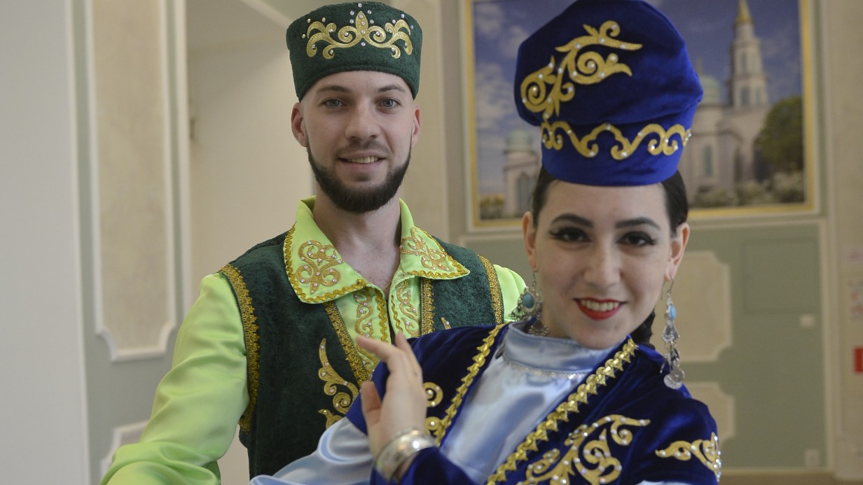Артисты ансамбля «Ильдан» Сергей Щербаков и Ильсина Талипова