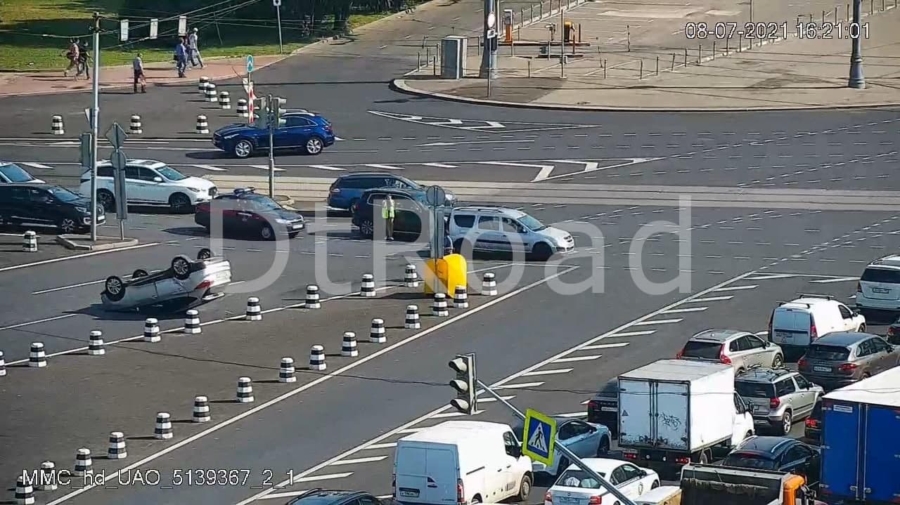Машина перевернулась во время ДТП на юге Москвы