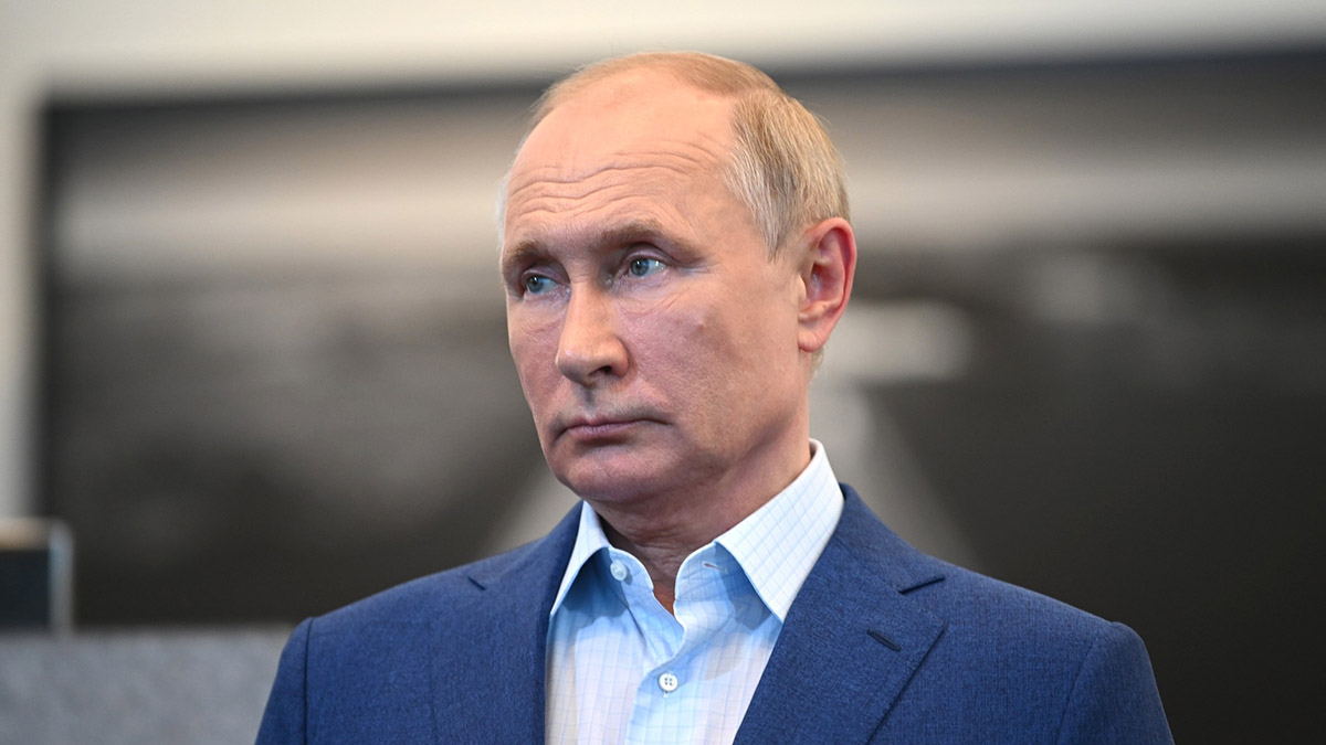 Путин наградил медиков за большой вклад в борьбу с COVID-19