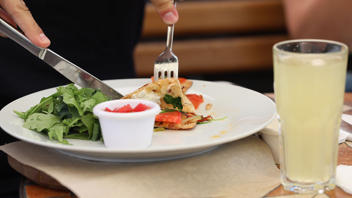 Рестораны Москвы почти полностью перешли на отечественные продукты