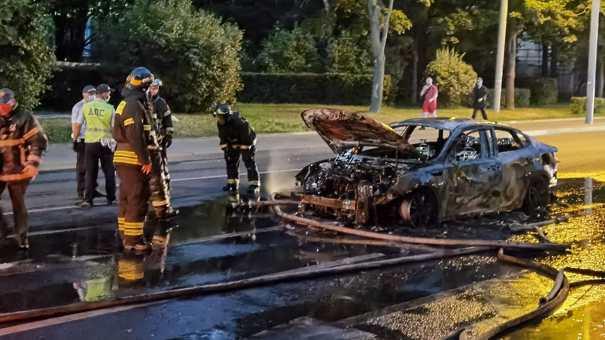 Легковушка загорелась в центре Москвы