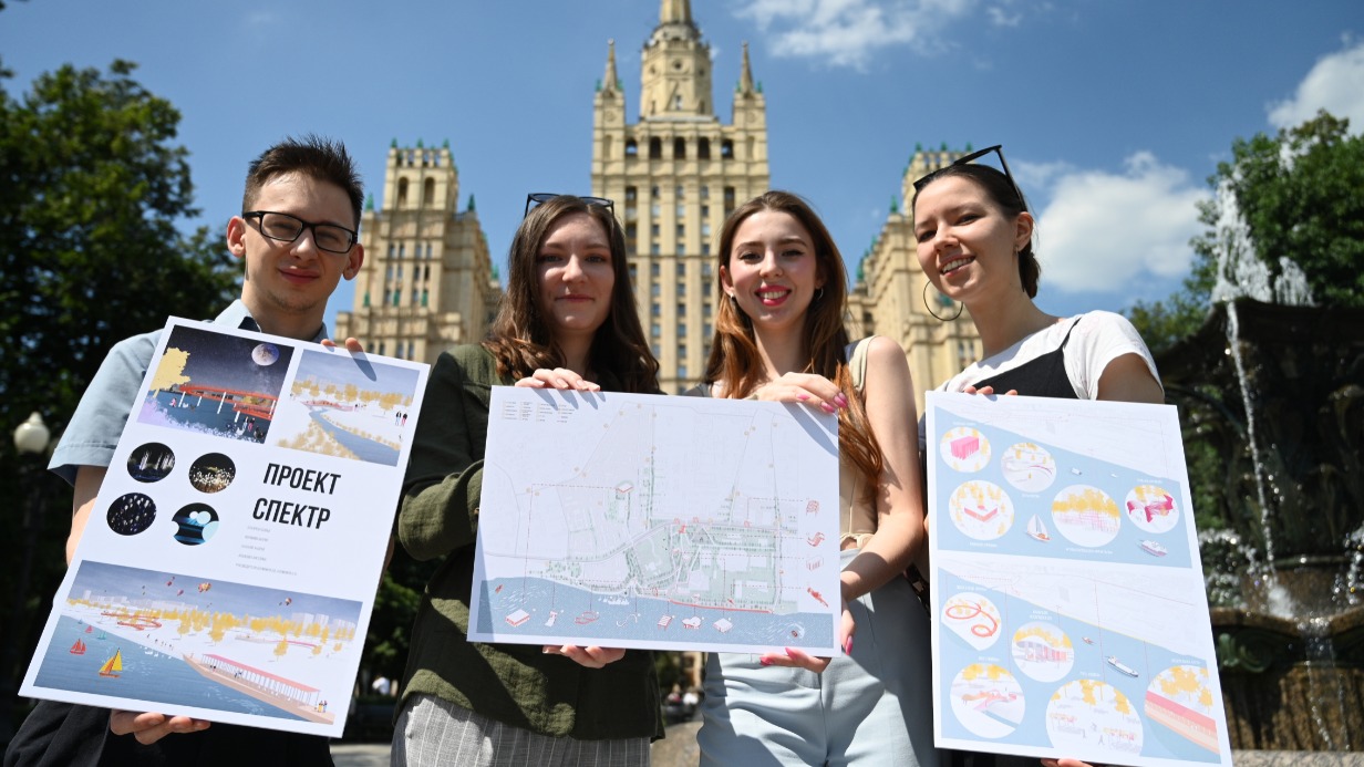 Студенты — участники команды Российского университета дружбы народов Андрей Казанов, Софья Букарева, Мария Абрамова и Ангелина Ильясова (слева направо) со своим проектом «Спектр», который победил на образовательном конкурсе «Моя река»