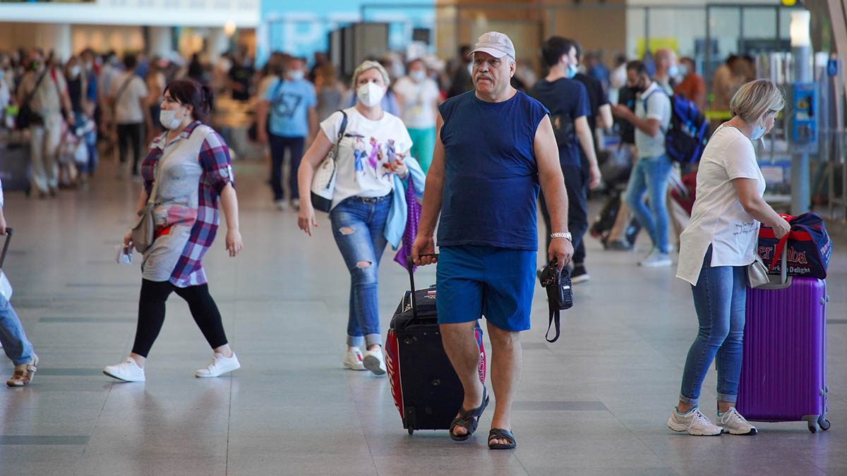 Около 30 рейсов задержали и отменили в московских аэропортах