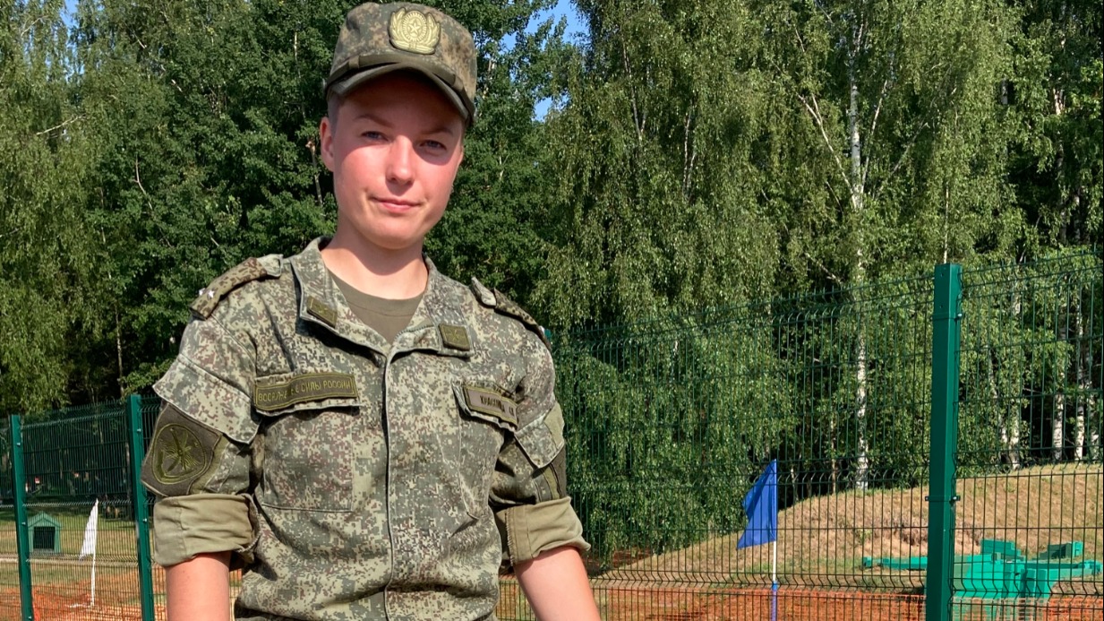 Лейтенант София Красникова, мастер спорта международного класса по велогонкам, со своим верным другом по кличке Жейк
