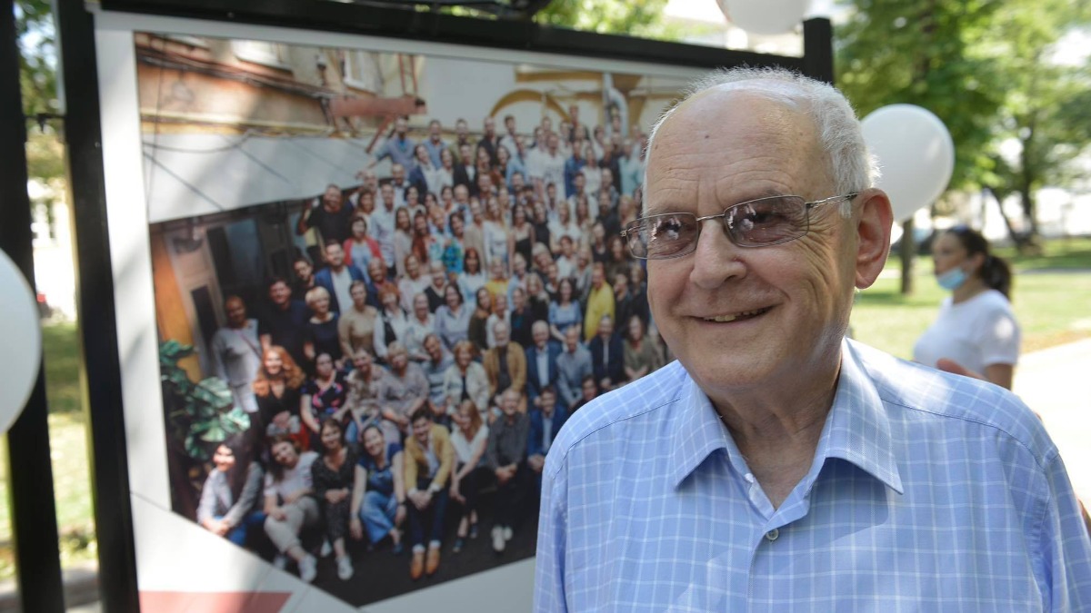 Художественный руководитель Российского академического Молодежного театра Алексей Бородин на открытии юбилейной фотовыставки, размещенной на Никитском бульваре, принимает поздравления от коллег и друзей театра