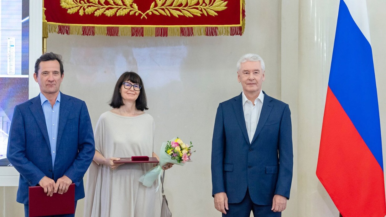 Мэр Москвы Сергей Собянин (справа) вручает премию города в области архитектуры и градостроительства Тимуру Башкаеву и Вере Иордановой, которые победили с проектом станции метро «Мневники» в номинации «Лучшее архитектурно-градостроительное решение объекта транспортной инфраструктуры»