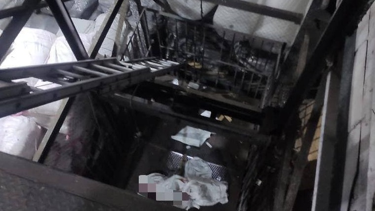 Появились фото с места падения лифта на территории складского комплекса в Москве