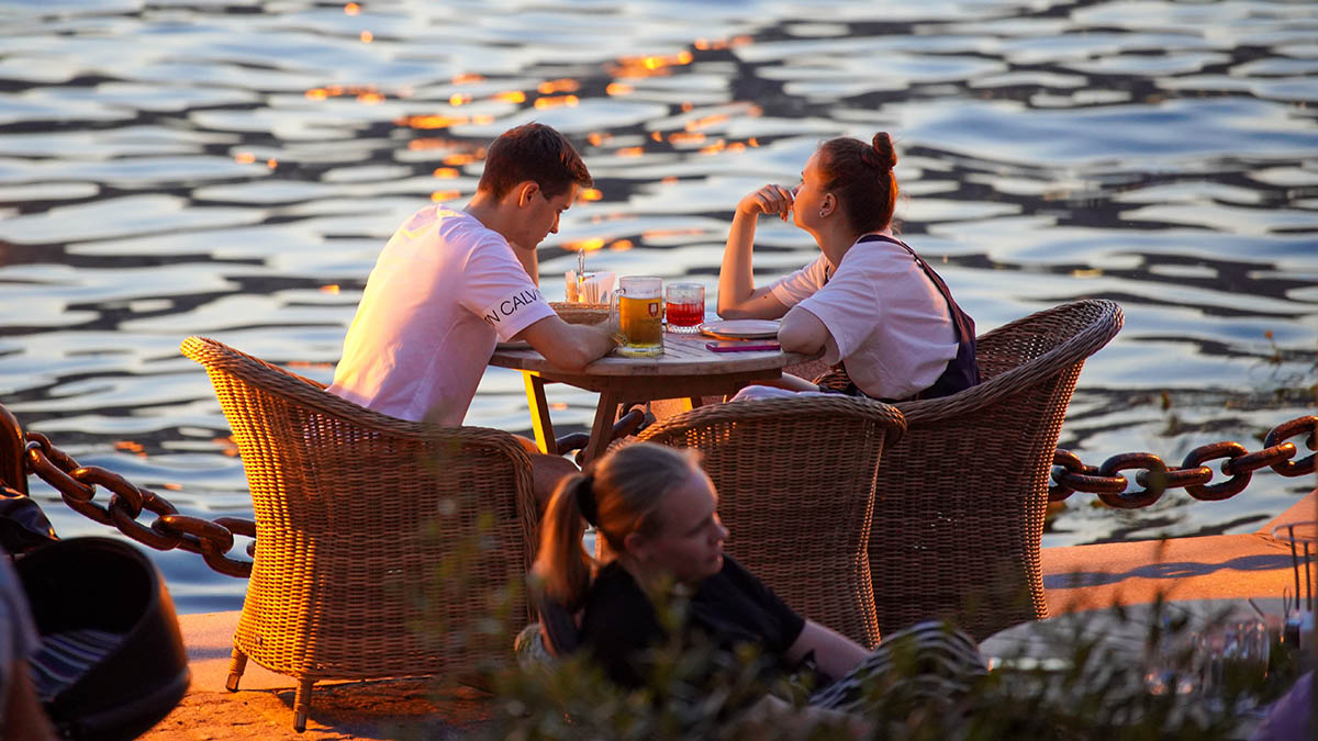 Ресторанам и кафе разрешили вернуться к работе по ночам в Москве