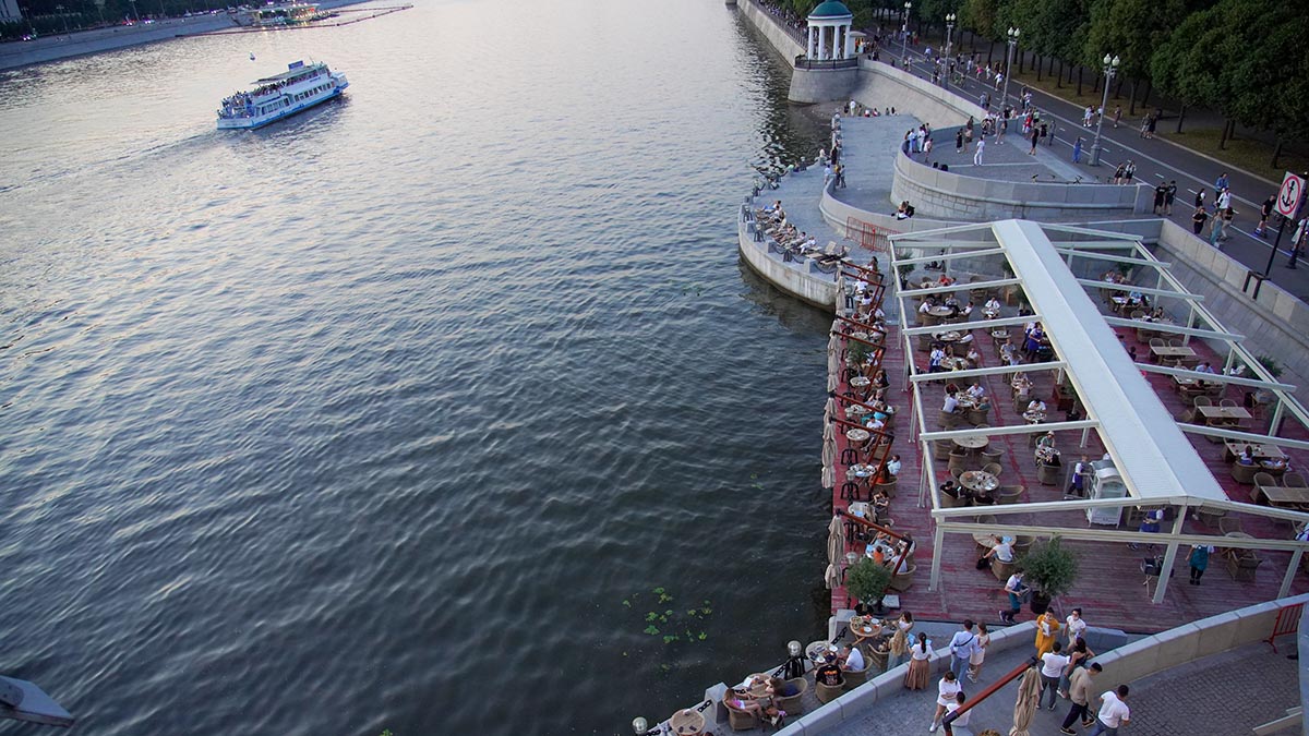 Площадку на Пушкинской набережной подготовили к танцевальному сезону