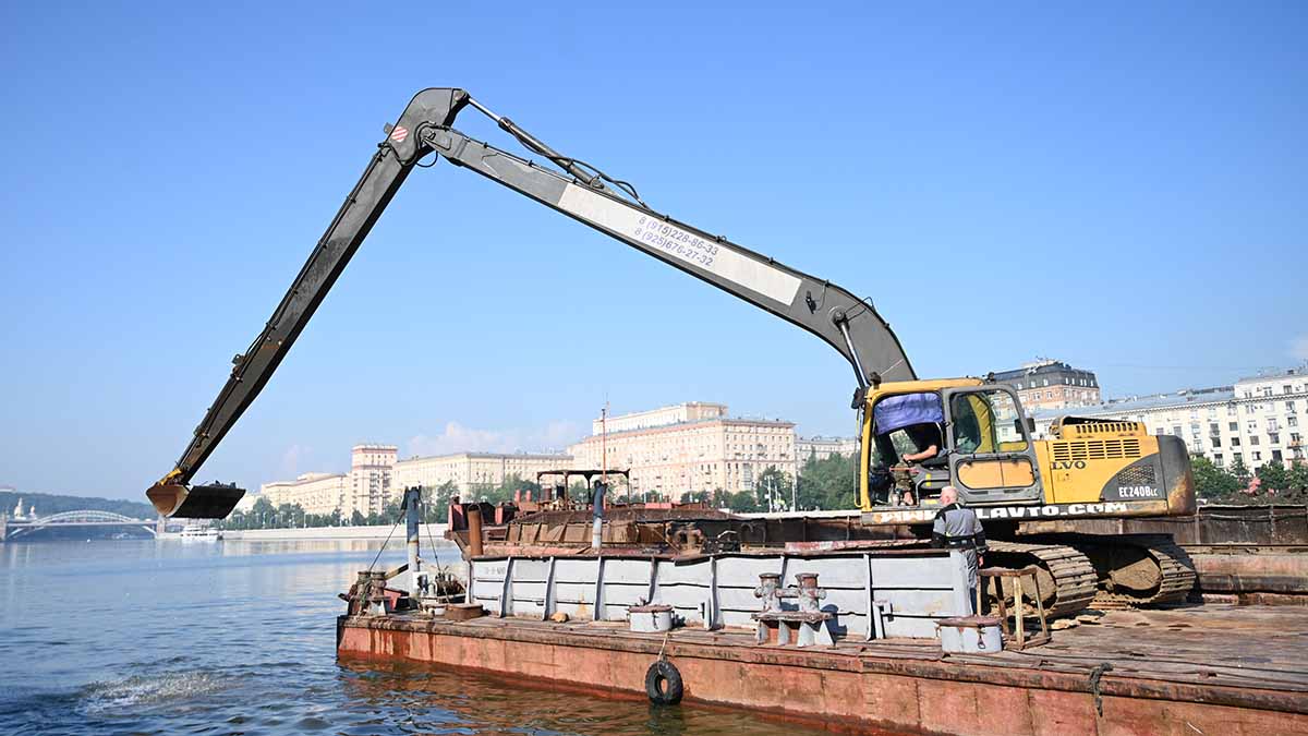 Работы по очистке акваторий и углублению дна пассажирских причалов провели в Москве