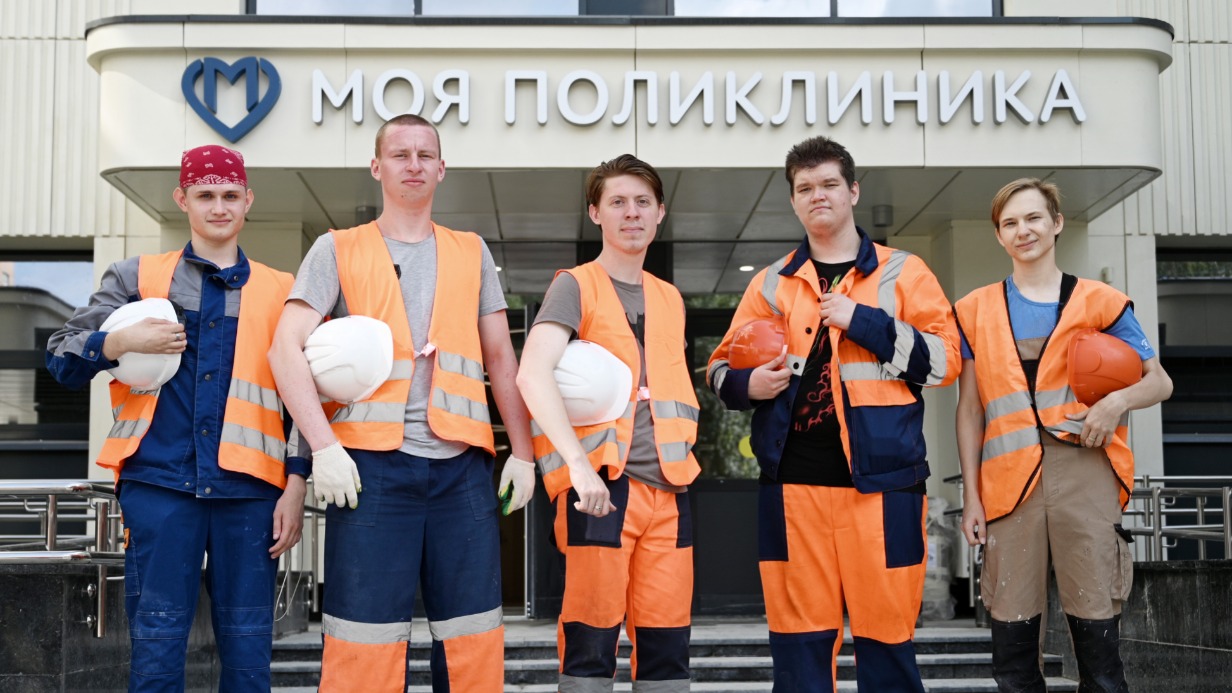 Студенческий отряд на строительстве поликлиники: Павел Орехов, Андрей Синев, Богдан Пещерин, Алексей Ласица и Дмитрий Строков (слева направо). Многие из этих ребят уже не первый раз участвуют в строительных работах, которые ведутся на территории столицы