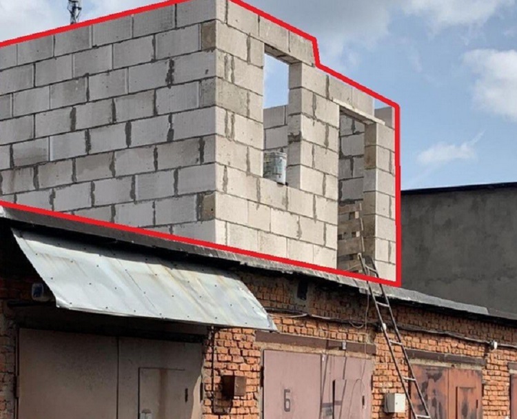 Незаконную надстройку над гаражом снесли в ТиНАО