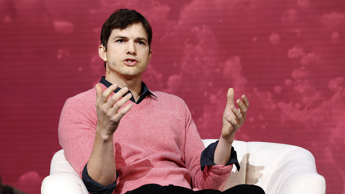 Жена заставила Эштона Кутчера сдать билет в космос